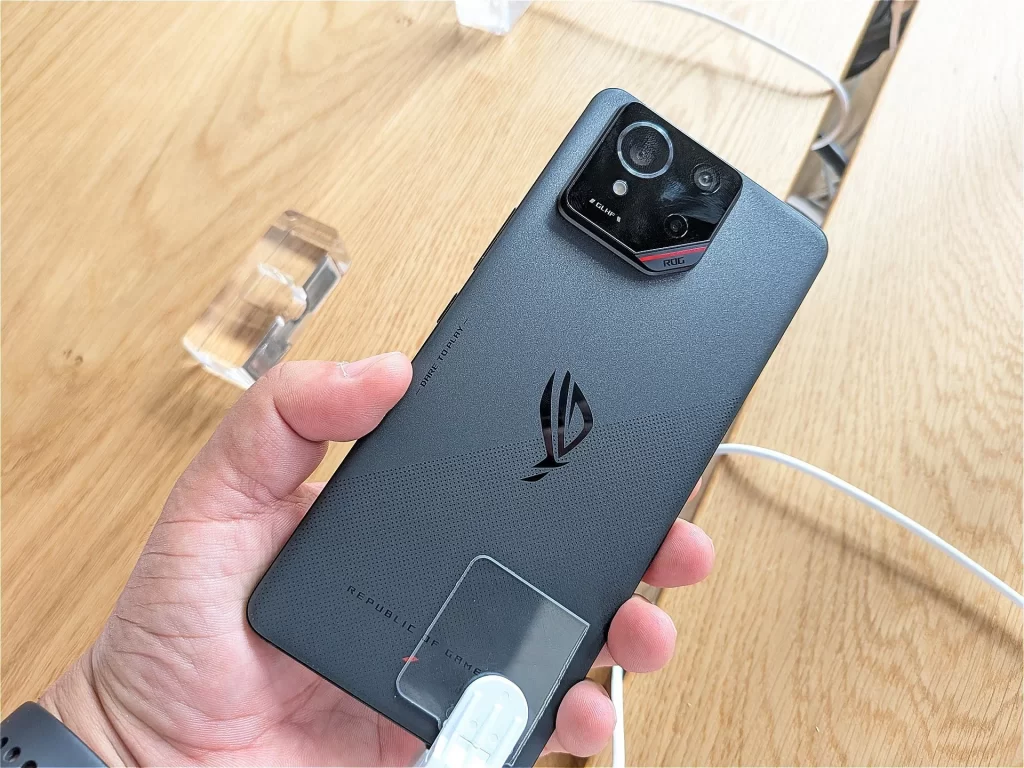 手頃な価格で高性能なゲーミング体験を提供するROG Phone 9 FE